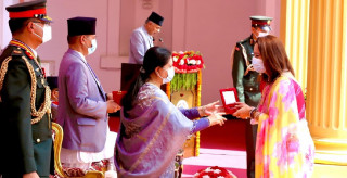 मेगा बैंककी कामु सिइओ रविना देशराज सरकारबाट विभुषित
