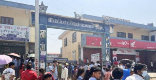 अश्लिल भिडियो देखाएर छात्रालाई दुर्व्यवहार गरेको भन्दै जनक माविका विद्यार्थी आन्दोलित