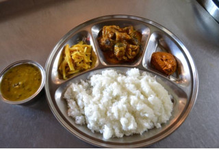 जातीय  विभेद : भोजभतेरमा छुट्टाछुट्टै भान्छा गरे कारबाही