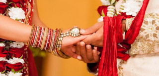 दुलहीले फ्लाइङ किस दिए पछि, विवाह छोडेर भागे दुलहा