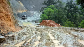 अब असोजसम्म गुड्दैनन्  ग्रामीण सडकमा गाडी