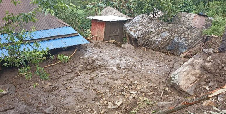 पहिरोले बगाएर खेवाङमा २ जनाको मृत्यु, ३० परिवार विस्थापित