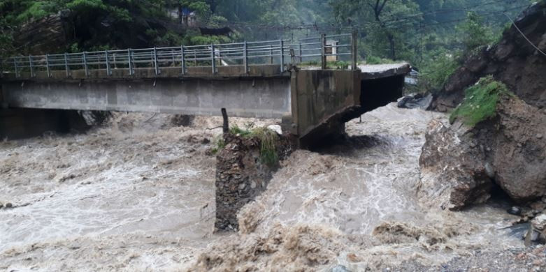 बाढीले पोखराका २ वडा जोड्ने मोटरेवल पुलमा क्षति