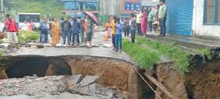 पोखरामा बाटोसँगै घर भासियो,सिक्लेस सडकमा आधा दर्जन पहिराे