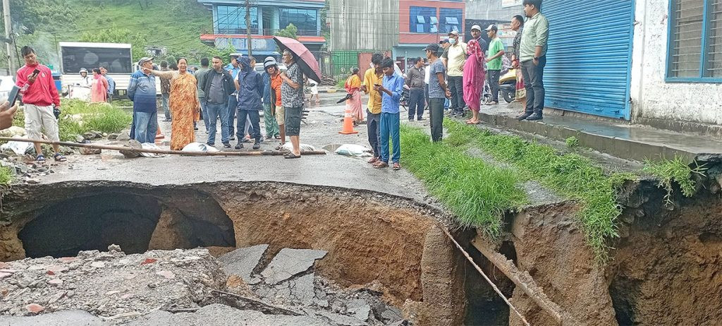 पोखरामा बाटोसँगै घर भासियो,सिक्लेस सडकमा आधा दर्जन पहिराे