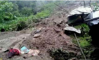 म्याग्दीमा पहिरोले ६ परिवार विस्थापित,दुखुखोलाको पुल बन्द