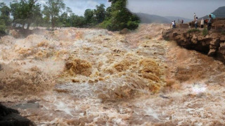 खोलाले बगाएर पोखरामा ३ जना बेपत्ता