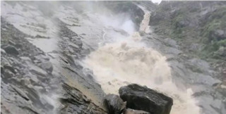 पहिरोका कारण नासिँदैैछ रुप्सेको सौन्दर्य