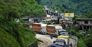 पहिरोका कारण कालीगण्डकी सडक अवरुद्ध