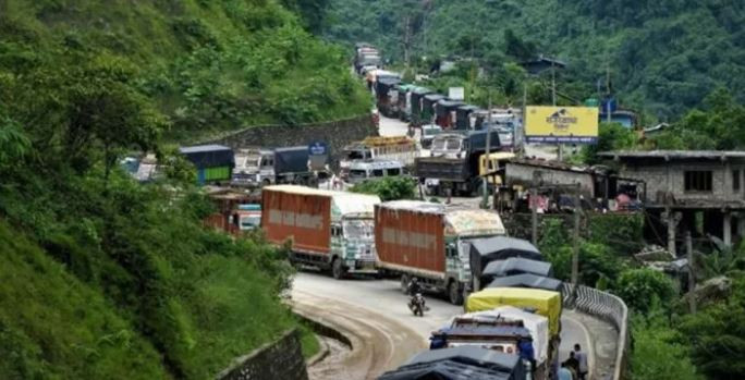 पहिरोका कारण कालीगण्डकी सडक अवरुद्ध