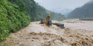 बाढी हेर्न खोलामा गएका दुई जनालाई बगायो