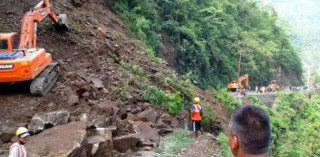 पहिराेले डुम्रे-चामे सडक अवरुद्ध