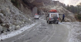 बेनी-भकुण्डे सडकको बेहाल,खानीका धातु र ढुङ्गाका साथै पहराका शिलाजीत अलपत्र
