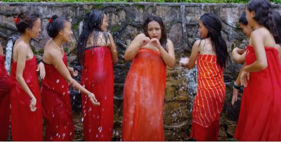 तीजको गीत परिवारसँगै बसेर सुन्न र हेर्न नसक्ने