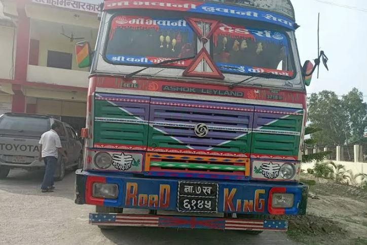 ट्रकसहित सवा २ कराेड मूल्यकाे अवैध चिनी बरामद