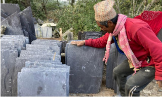 ढुङ्गाले घर छाउने घटेसँगै सङ्कटमा परम्परागत ढुङ्गाखानी