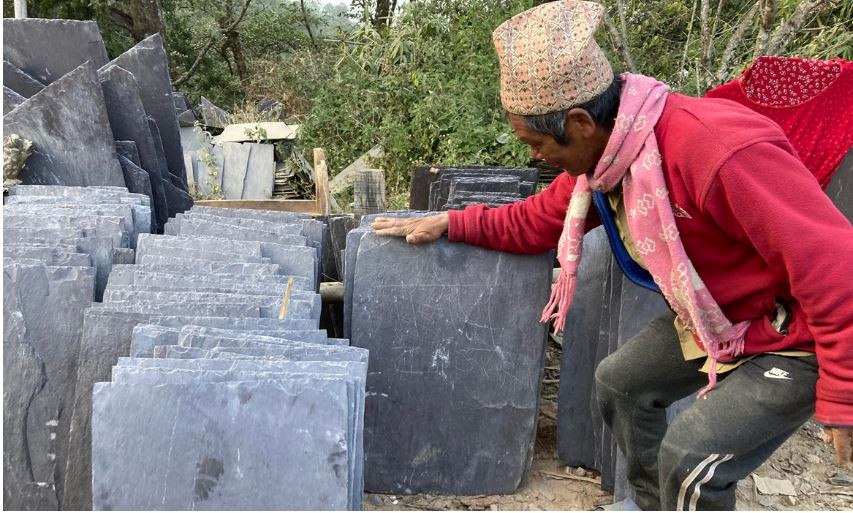 ढुङ्गाले घर छाउने घटेसँगै सङ्कटमा परम्परागत ढुङ्गाखानी