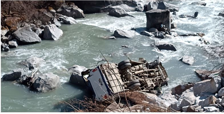 कर्णाली नदीमा जीप खस्यो, चालक घाइते