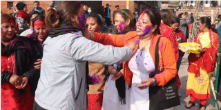 होलीको रौनकता घट्यो कि मनाउने मर्यादित भए