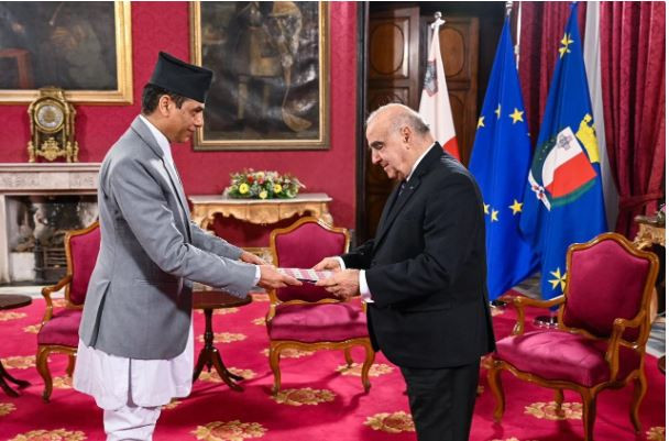 राजदूत आचार्यद्वारा माल्टाका राष्ट्रपतिसमक्ष ओहोदाको प्रमाणपत्र पेस