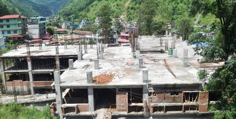 निर्माण सुरु गरेको सात वर्ष बितिसक्दा पनि  निर्माण पूरा नहुँदा निर्माणाधीन भवन अलपत्र