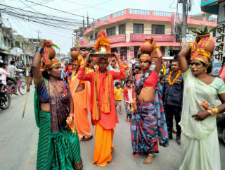 महादेव मन्दिरमा घण्टा प्रदान गरिँदै
