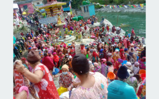 तातोपानीमा स्नान गर्नेको भीड