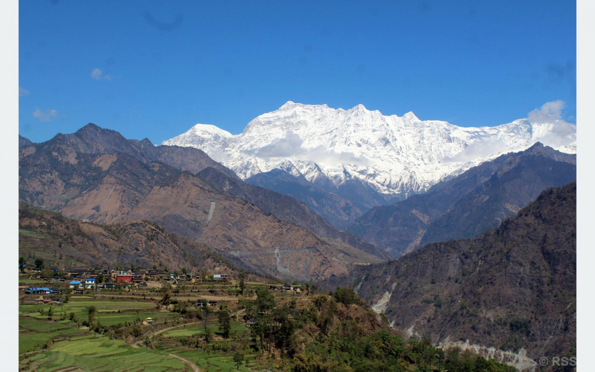 म्याग्दीको ताकमबाट देखिएको गुर्जा र चुरेन हिमाल