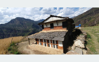 बसाइँसराइले गाउँका आकर्षक घर रित्ता