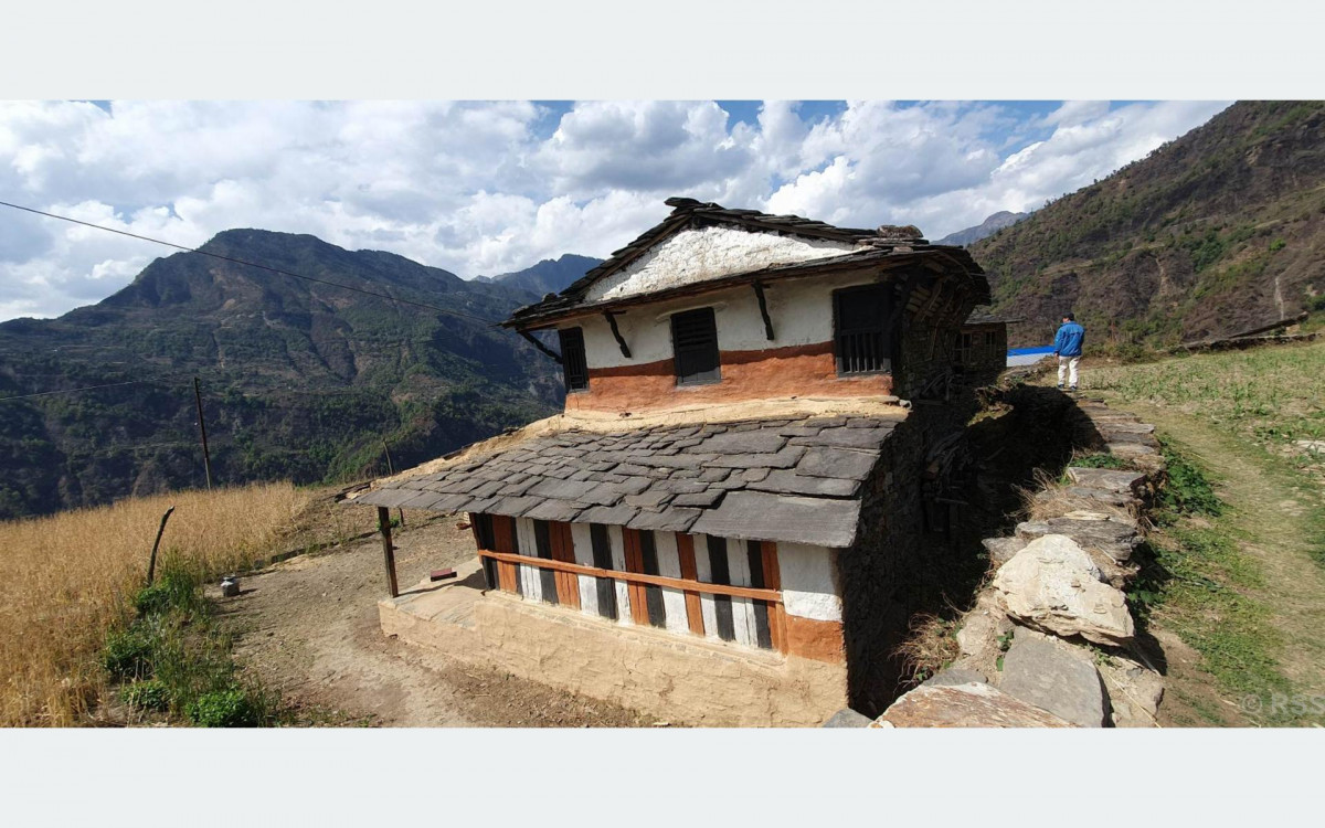 बसाइँसराइले गाउँका आकर्षक घर रित्ता