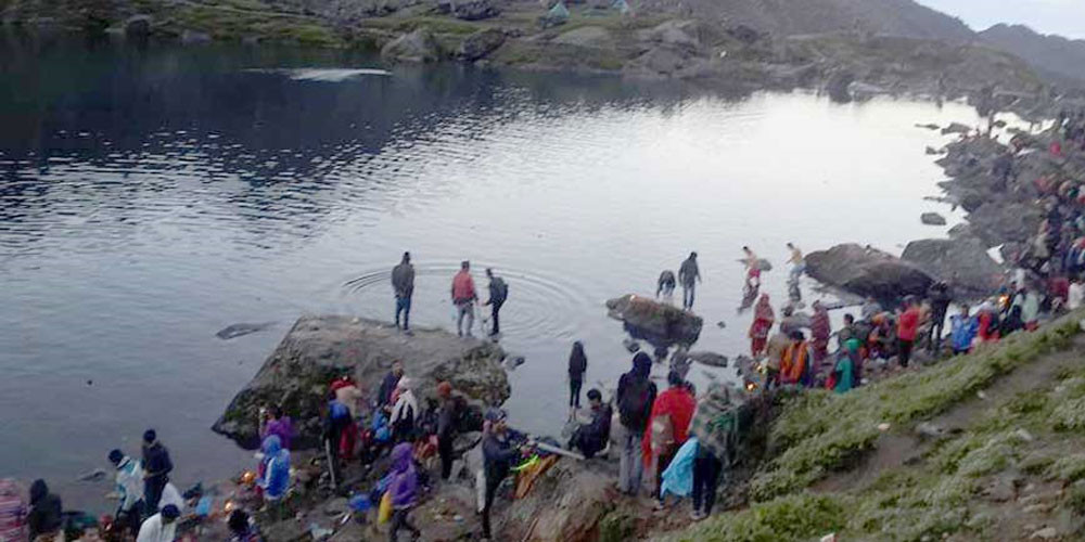 गोसाइँकुण्डमा बरफ जमेपछि सावधानी अपनाउन आग्रह