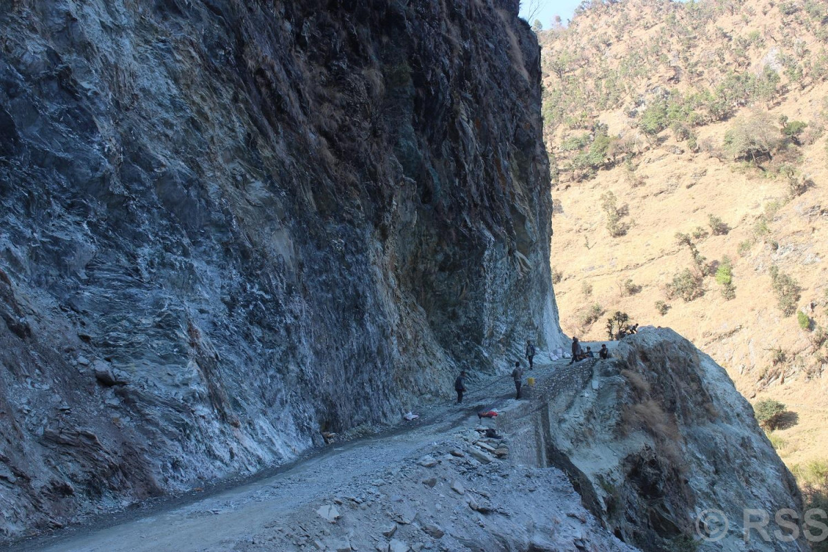 मध्यपहाडी लोकमार्गको वैकल्पिक सडक ओझेलमा