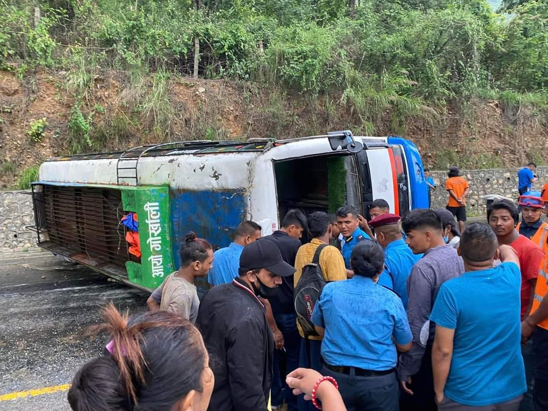 पर्वतको कुश्मामा बस दुर्घटना हुँदा १८ जना घाइते