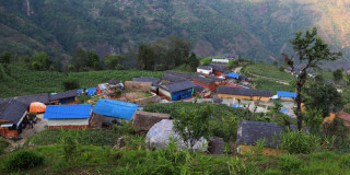 विकास पुगेका चिटिक्क परेका ढुङ्गे घर मोटरबाटो, पूर्वाधारले सम्पन्न गाउँमा पनि छैनन् युवा