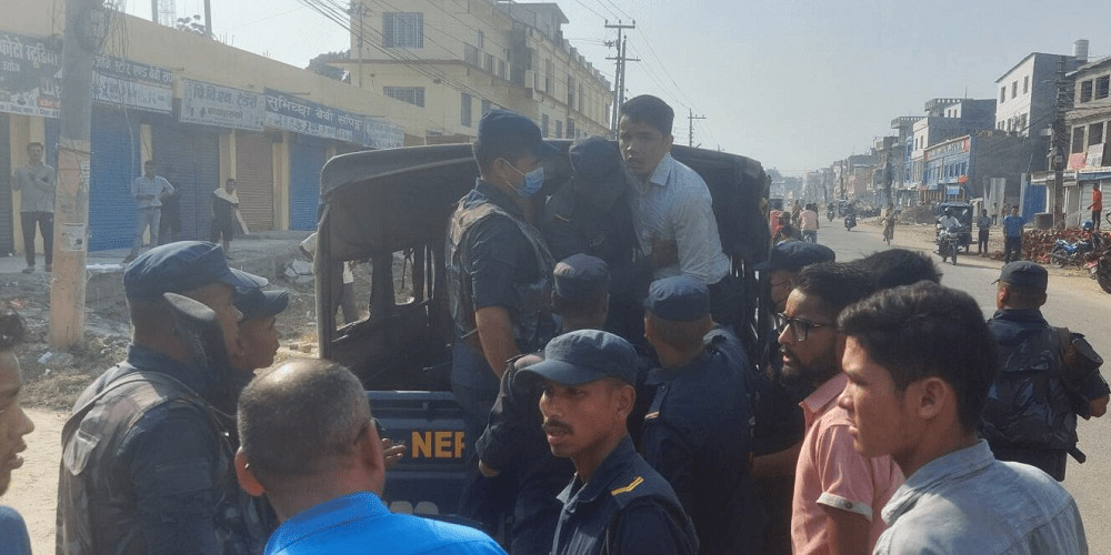 मन्त्रीको गाडीमा ढुंगा हानेको भन्दै धनगढीबाट ५ जना प्रकाउ