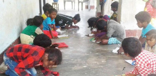भुइँमा बसेर पढ्छन् विद्यार्थी