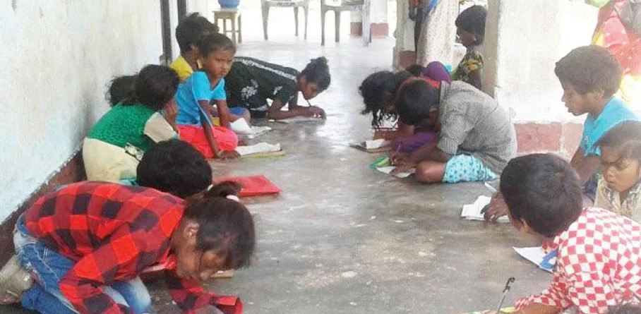 भुइँमा बसेर पढ्छन् विद्यार्थी