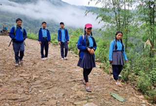 विद्यालय आउने जानेमा नै बित्छ विद्यार्थीको ६ घण्टा