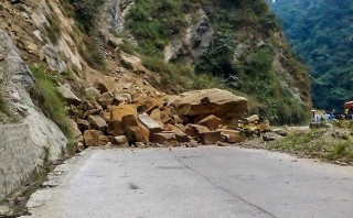 नारायणगढ–मुग्लिन सडक : पच्चीस ठाउँमा पहिरोको जोखिम