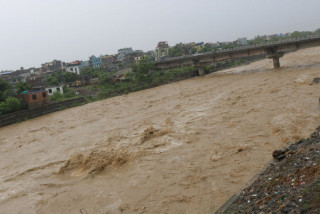बाढीले सडक बगाउँदा कालीगण्डकी करिडोर अवरुद्ध
