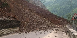 धादिङमा सुख्खा पहिरो, पृथ्वी राजमार्ग अवरुद्ध