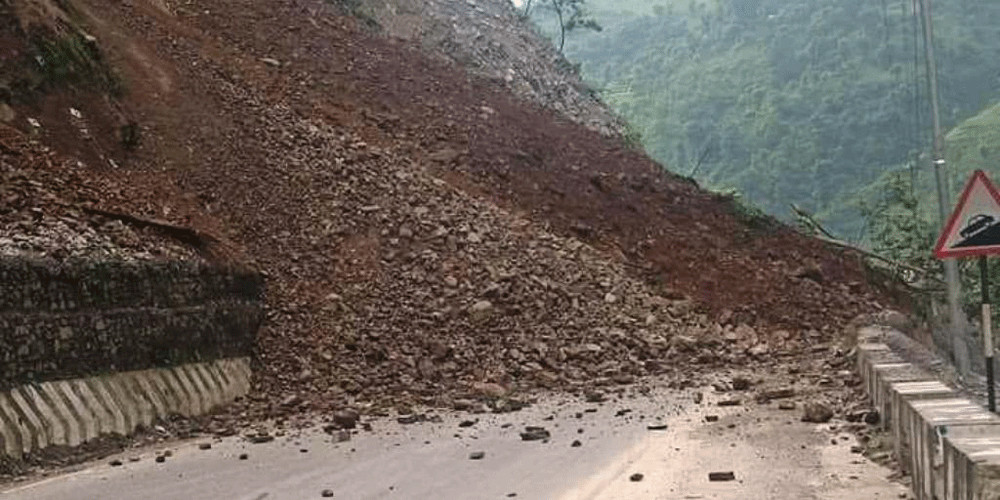 धादिङमा सुख्खा पहिरो, पृथ्वी राजमार्ग अवरुद्ध