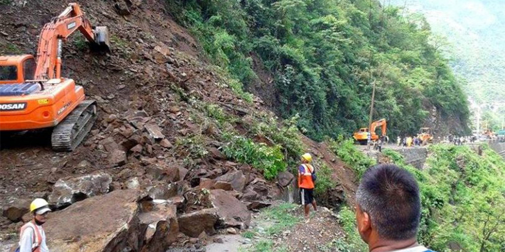 पहिरोले गोरखाको बेनिघाट–आरुघाट सडकखण्ड अवरुद्ध