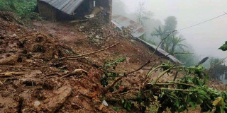 लमजुङमा पहिरोले घर बगाउँदा एकै परिवारका ३ जना बेपत्ता