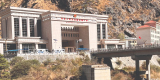 केरुङ नाकामा नागरिकताका आधारमा पास
