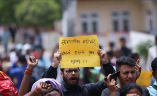 एमाले, रास्वपा र राप्रपाप्रति मिटर ब्याज पीडितहरूको आक्रोश