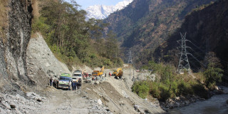 पहिरोले बेनी–जोमसोम सडकमा यातायात सेवा  प्रभावित