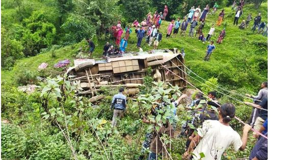रोल्पामा बस दुर्घटना हुँदा तीन गम्भीर घाइते