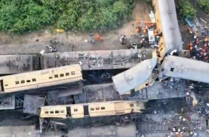 भारतमा रेल दुर्घटना, कम्तीमा १३ जनाको मृत्यु