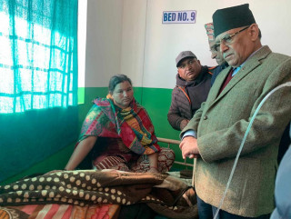 जाजरकोटमा अस्पताल पुगेर प्रधानमन्त्रीले भेटे घाइते
